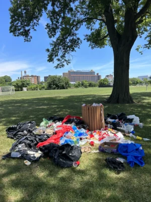 Cubo de basura desbordado en la isla de Randall.